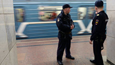 Сотрудники полиции на станции Московского метрополитена. Архивное фото Сотрудники полиции на станции Московского метрополитена. Архивное фото