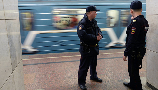 Сотрудники полиции на станции метро. Архивное фото