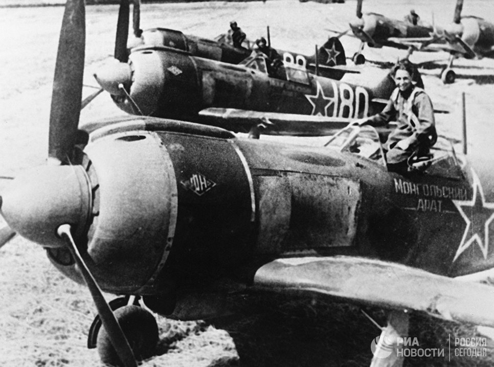 Самолеты Ла-5 из эскадрильи Монгольский арат, построенные на деньги, собранные монгольскими крестьянами Самолеты Ла-5 из эскадрильи Монгольский арат, построенные на деньги, собранные монгольскими крестьянами