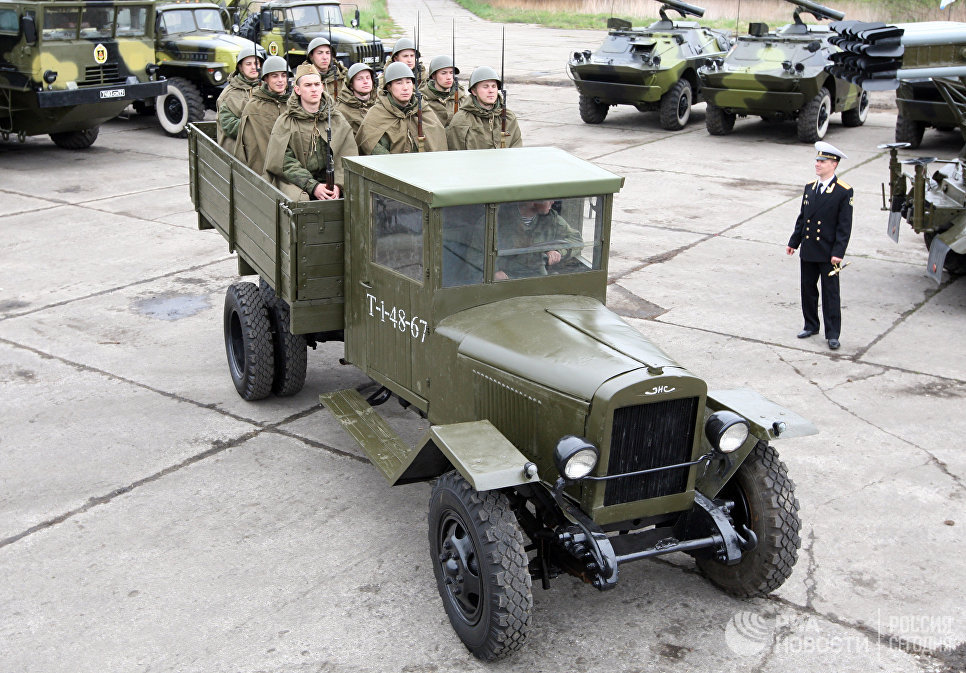 Военнослужащие в исторической форме времен Великой Отечественной войны 1941-45 годов в кузове грузовика ЗИС-5 Военнослужащие в исторической форме времен Великой Отечественной войны 1941-45 годов в кузове грузовика ЗИС-5