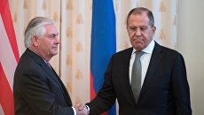 Министр иностранных дер РФ Сергей Лавров и Государственный секретарь США Рекс Тиллерсон во время переговоров в Москве. Архивное фото Министр иностранных дер РФ Сергей Лавров и Государственный секретарь США Рекс Тиллерсон во время переговоров в Москве. Архивное фото