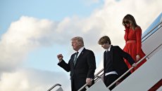 Президент США Дональд Трамп с супругой Меланьей и сыном Бэрроном. Архивное фото Президент США Дональд Трамп с супругой Меланьей и сыном Бэрроном. Архивное фото