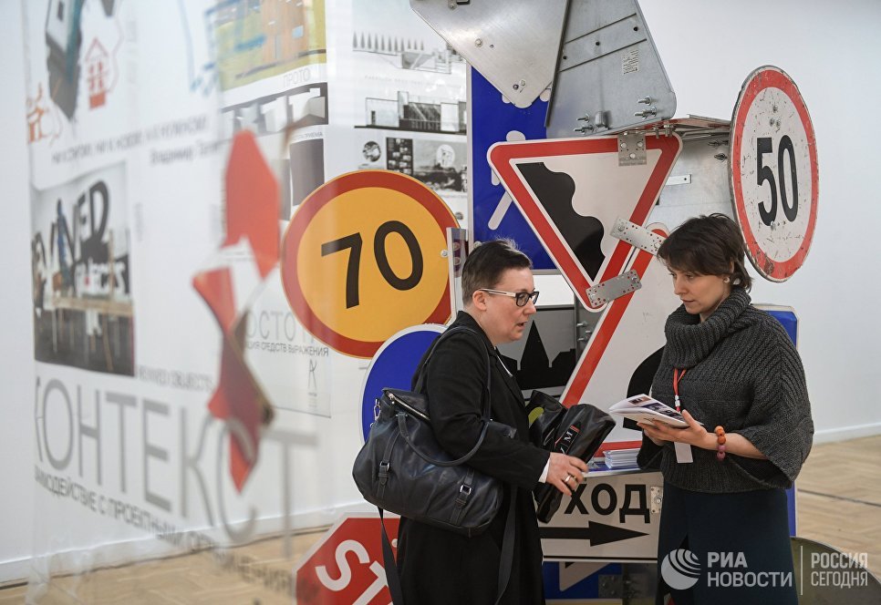 Посетители на открытии первой Московской биеннале дизайна и 23-ей выставки маркетинговых коммуникаций Дизайн и реклама в Центральном доме художника в Москве Посетители на открытии первой Московской биеннале дизайна и 23-ей выставки маркетинговых коммуникаций Дизайн и реклама в Центральном доме художника в Москве