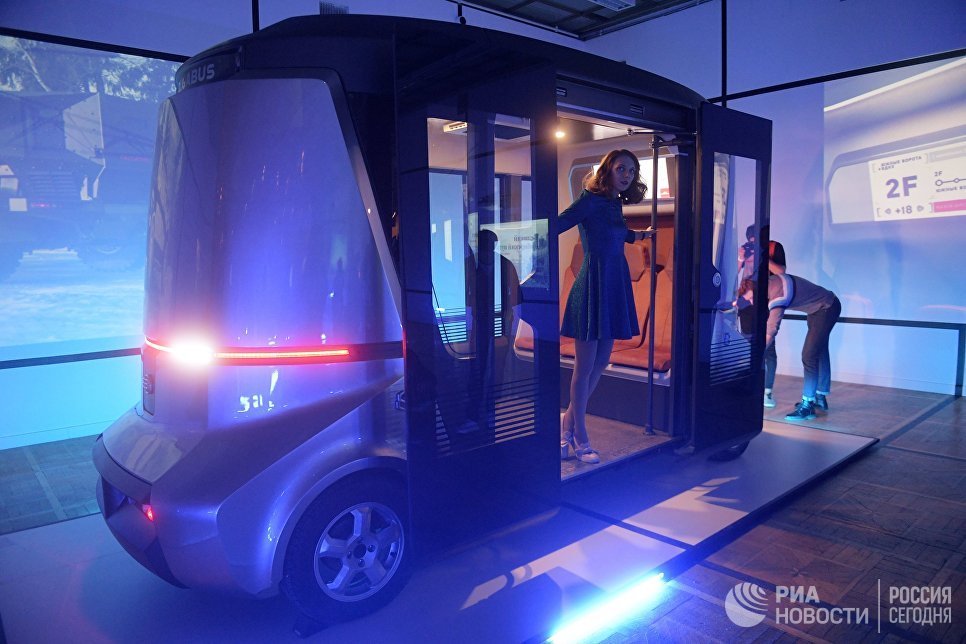 Посетители на открытии первой Московской биеннале дизайна и 23-ей выставки маркетинговых коммуникаций Дизайн и реклама в Центральном доме художника в Москве Посетители на открытии первой Московской биеннале дизайна и 23-ей выставки маркетинговых коммуникаций Дизайн и реклама в Центральном доме художника в Москве
