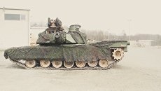 Танк M1A2 Abrams с новым камуфляжем в Графенвере, Германия Танк M1A2 Abrams с новым камуфляжем в Графенвере, Германия