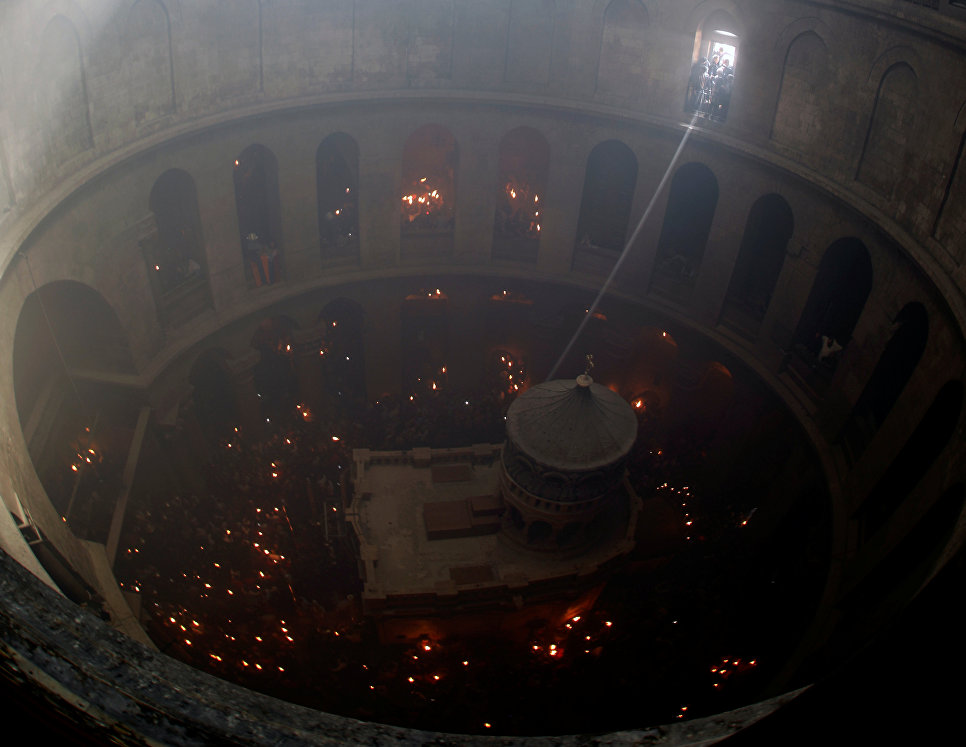 Верующие в храме Гроба Господня во время схождения благодатного огня