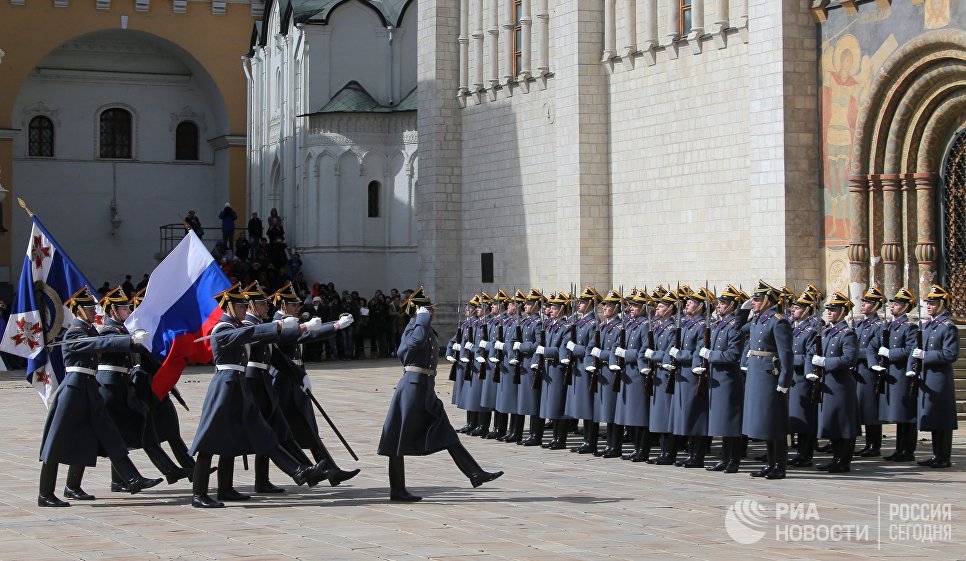Военнослужащие Президентского полка во время первой в этом году церемонии развода пеших и конных караулов на Соборной площади Московского Кремля Военнослужащие Президентского полка во время первой в этом году церемонии развода пеших и конных караулов на Соборной площади Московского Кремля