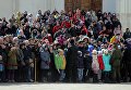 Зрители во время первой в этом году церемонии развода пеших и конных караулов на Соборной площади Московского Кремля Зрители во время первой в этом году церемонии развода пеших и конных караулов на Соборной площади Московского Кремля