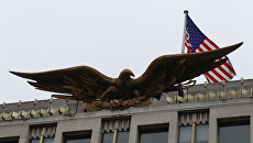 Флаг США над зданием американского посольства в Лондоне Флаг США над зданием американского посольства в Лондоне