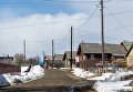 Улица с жилыми домами в деревне Угмойла Пряжинского района Карелии Улица с жилыми домами в деревне Угмойла Пряжинского района Карелии