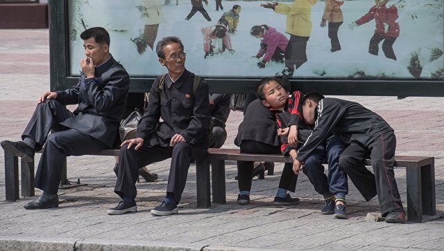 Жители на одной из улиц в Пхеньяне
