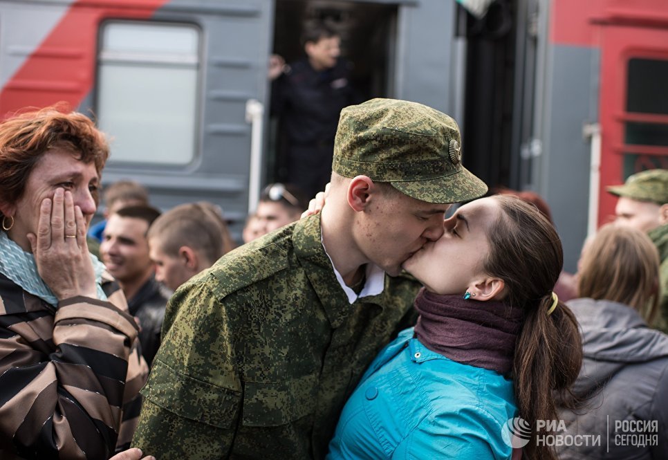 Призывник прощается с девушкой на перроне вокзала в Омске Призывник прощается с девушкой на перроне вокзала в Омске