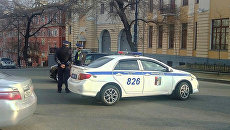 Сотрудники правоохранительных органов на месте нападения на приемную ФСБ в Хабаровске. Архивное фото Сотрудники правоохранительных органов на месте нападения на приемную ФСБ в Хабаровске. Архивное фото