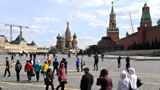 Прохожие на Красной площади в Москве. Архивное фото Прохожие на Красной площади в Москве. Архивное фото