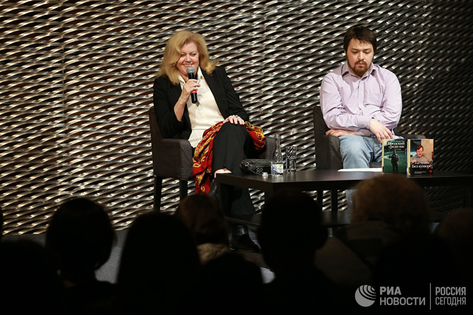 © РИА Новости . Антон Денисов / Эллендея Проффер-Тисли во время презентации книги Карла Проффера Без купюр в Еврейском музее и Центре толерантности