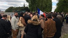 Выборы во Франции. Сторонники Ле Пен и журналисты собрались около ее штаба Выборы во Франции. Сторонники Ле Пен и журналисты собрались около ее штаба