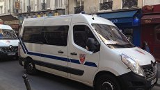 Автомобиль полиции в Париже. архивное фото Автомобиль полиции в Париже. архивное фото