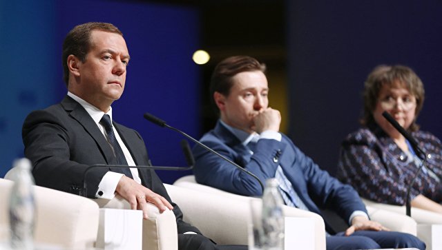 Медведев поддержал предложение чаще присваивать областным артистам почетные звания