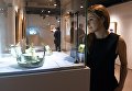 Посетительница на выставке топ-лотов произведений русского искусства в преддверии аукциона, который состоится в Лондоне 5 июня Посетительница на выставке топ-лотов произведений русского искусства в преддверии аукциона, который состоится в Лондоне 5 июня