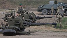 Военнослужащие во время стрельб из спаренной зенитной установки а Яворивском военном полигоне во Львовской области Военнослужащие во время стрельб из спаренной зенитной установки а Яворивском военном полигоне во Львовской области
