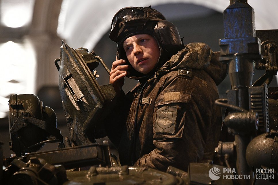 Военнослужащий в танке Т-72 Б3 во время прохода по Тверской улице на репетиции парада Победы на Красной площади Военнослужащий в танке Т-72 Б3 во время прохода по Тверской улице на репетиции парада Победы на Красной площади