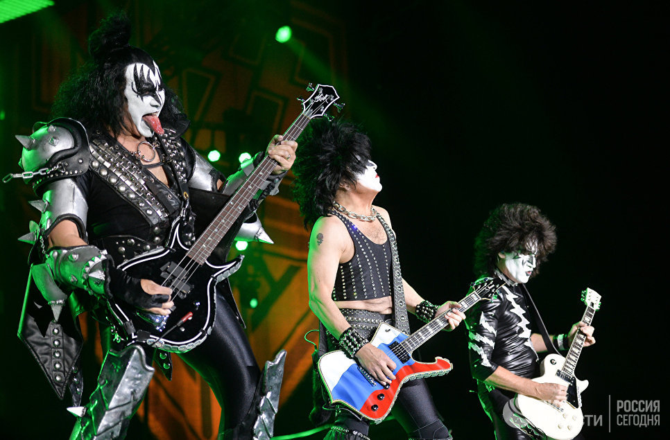 Музыканты группы Kiss Джин Симмонс, Пол Стэнли и Томми Тайер выступают на концерте в СК Олимпийский в Москве Музыканты группы Kiss Джин Симмонс, Пол Стэнли и Томми Тайер выступают на концерте в СК Олимпийский в Москве
