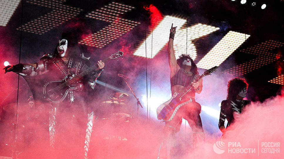 Музыканты группы Kiss выступают на концерте в СК Олимпийский в Москве Музыканты группы Kiss выступают на концерте в СК Олимпийский в Москве
