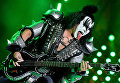 Музыкант группы Kiss Джин Симмонс выступает на концерте в СК Олимпийский в Москве Музыкант группы Kiss Джин Симмонс выступает на концерте в СК Олимпийский в Москве