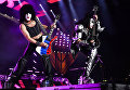 Музыканты группы Kiss Пол Стэнли и Джин Симмонс выступают на концерте в СК Олимпийский в Москве Музыканты группы Kiss Пол Стэнли и Джин Симмонс выступают на концерте в СК Олимпийский в Москве