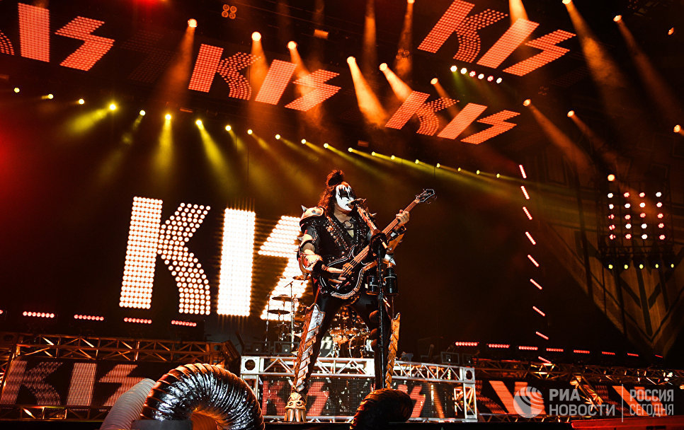 Музыкант группы Kiss Джин Симмонс выступает на концерте в СК Олимпийский в Москве Музыкант группы Kiss Джин Симмонс выступает на концерте в СК Олимпийский в Москве