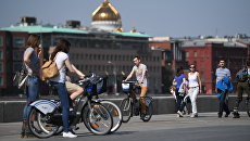 Москвичи на велосипедах. Архивное фото Москвичи на велосипедах. Архивное фото