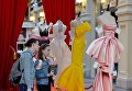 Выставка Бумажные куклы: 2D-мода от Moschino в ГУМе Выставка Бумажные куклы: 2D-мода от Moschino в ГУМе