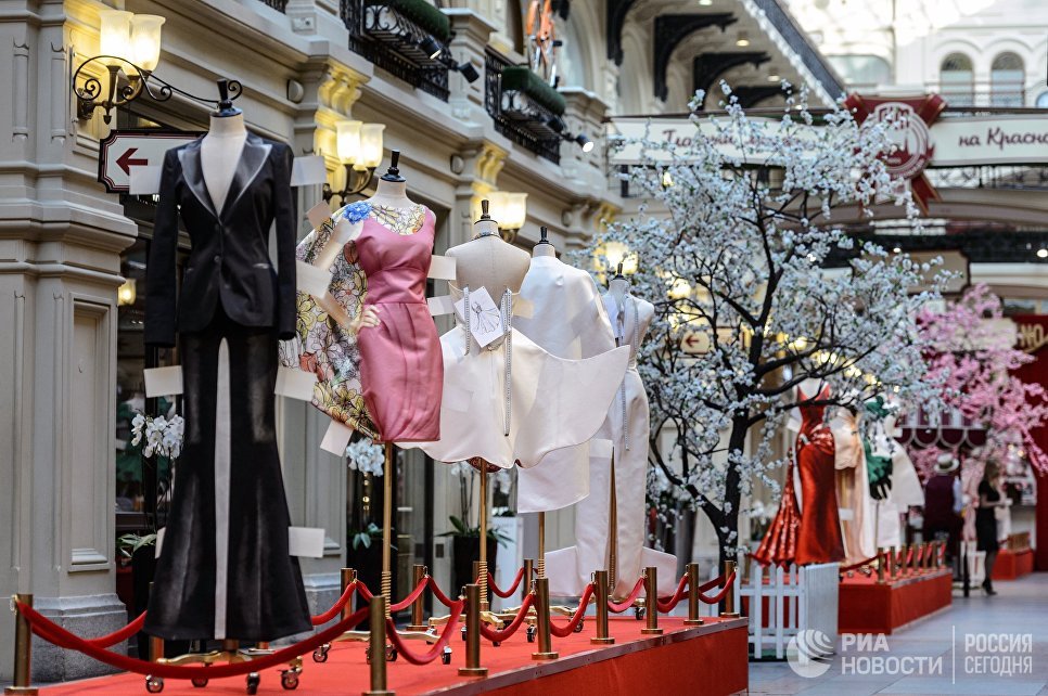 Выставка Бумажные куклы: 2D-мода от Moschino в ГУМе Выставка Бумажные куклы: 2D-мода от Moschino в ГУМе