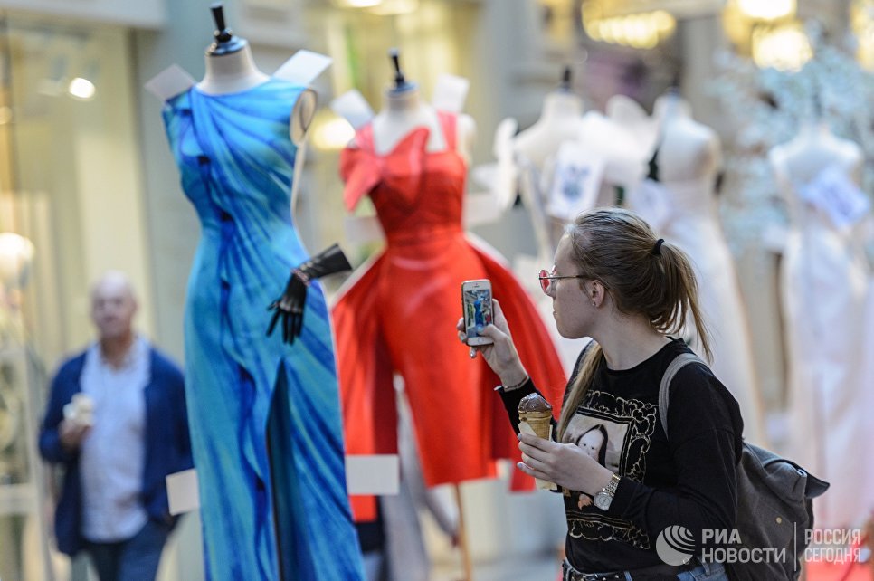 Выставка Бумажные куклы: 2D-мода от Moschino в ГУМе Выставка Бумажные куклы: 2D-мода от Moschino в ГУМе