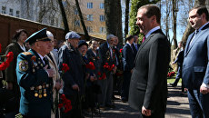 Председатель правительства РФ Дмитрий Медведев во время встречи в Смоленске с ветеранами Великой Отечественной войны, 3 мая 2017 Председатель правительства РФ Дмитрий Медведев во время встречи в Смоленске с ветеранами Великой Отечественной войны, 3 мая 2017