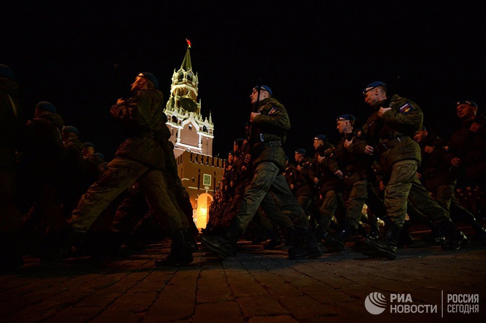 Военнослужащие на репетиции парада Победы на Красной площади в Москве Военнослужащие на репетиции парада Победы на Красной площади в Москве