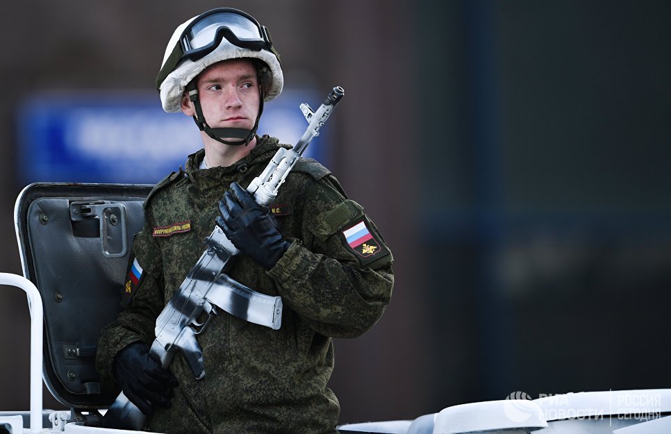 Военнослужащий во время прохода техники по Тверской улице перед репетицией парада Победы на Красной площади Военнослужащий во время прохода техники по Тверской улице перед репетицией парада Победы на Красной площади