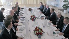 Министр иностранных дел России Сергей Лавров и глава МИД Финляндии Тимо Сойни во время встречи в Хельсинки. 4 мая 2017 Министр иностранных дел России Сергей Лавров и глава МИД Финляндии Тимо Сойни во время встречи в Хельсинки. 4 мая 2017