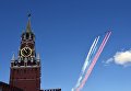 Штурмовики Су-25 БМ пролетают над Красной площадью во время репетиции воздушной части парада Победы Штурмовики Су-25 БМ пролетают над Красной площадью во время репетиции воздушной части парада Победы