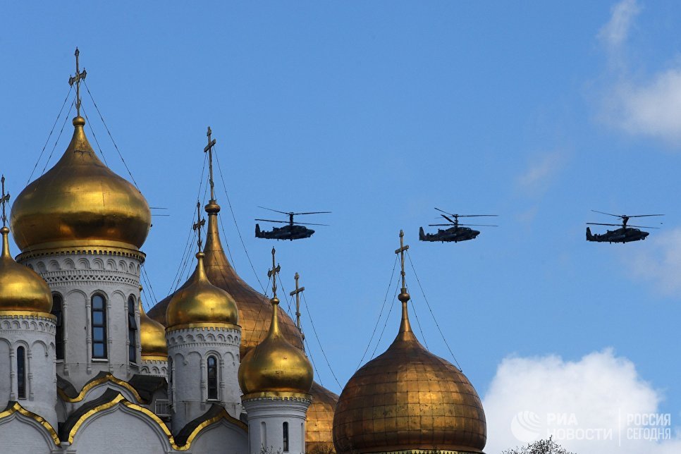 Ударные вертолеты Ка-52 Аллигатор на репетиции воздушной части парада Победы в Москве Ударные вертолеты Ка-52 Аллигатор на репетиции воздушной части парада Победы в Москве