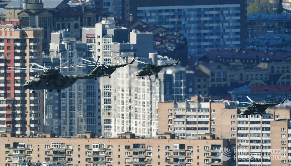 Тяжелый транспортный вертолет Ми-26 и многоцелевые вертолёты Ми-8 на репетиции воздушной части парада Победы в Москве Тяжелый транспортный вертолет Ми-26 и многоцелевые вертолёты Ми-8 на репетиции воздушной части парада Победы в Москве