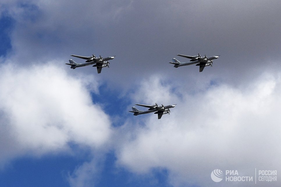Стратегические бомбардировщики-ракетоносцы Ту-95 МС на репетиции воздушной части парада Победы в Москве Стратегические бомбардировщики-ракетоносцы Ту-95 МС на репетиции воздушной части парада Победы в Москве