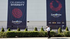Реклама конкурса Евровидение на здании Международного выставочного центра в Киеве Реклама конкурса Евровидение на здании Международного выставочного центра в Киеве