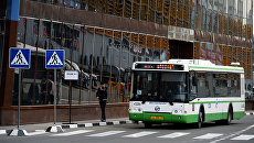 Автобус на одной из улиц Москвы. Архивное фото Автобус на одной из улиц Москвы. Архивное фото