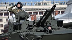 Военнослужащие на боевой машине десанта БМД-4 М Садовница на генеральной репетиции военного парада в Москве. Архивное фото Военнослужащие на боевой машине десанта БМД-4 М Садовница на генеральной репетиции военного парада в Москве. Архивное фото