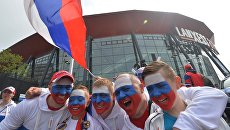 Российские болельщики перед началом матча группового этапа чемпионата мира по хоккею. Архивное фото Российские болельщики перед началом матча группового этапа чемпионата мира по хоккею. Архивное фото
