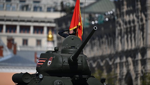 Средний танк Т-34-85 на генеральной репетиции военного парада в Москве. Архивное фото