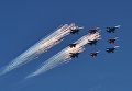 Многоцелевые истребители Су-30СМ пилотажной группы Русские Витязи и МиГ-29 пилотажной группы Стрижи на генеральной репетиции военного парада в Москве Многоцелевые истребители Су-30СМ пилотажной группы Русские Витязи и МиГ-29 пилотажной группы Стрижи на генеральной репетиции военного парада в Москве