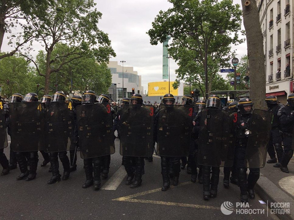 Французская милиция избила корреспондента в процессе манифестации против итогов выборов Французская милиция избила корреспондента в процессе манифестации против итогов выборов
