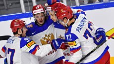 Игроки сборной России Никита Гусев, Евгений Дадонов, Вадим Шипачёв и Артемий Панарин (слева направо) радуются забитой шайбе в матче группового этапа чемпионата мира по хоккею 2017 между сборными командами Германии и России Игроки сборной России Никита Гусев, Евгений Дадонов, Вадим Шипачёв и Артемий Панарин (слева направо) радуются забитой шайбе в матче группового этапа чемпионата мира по хоккею 2017 между сборными командами Германии и России